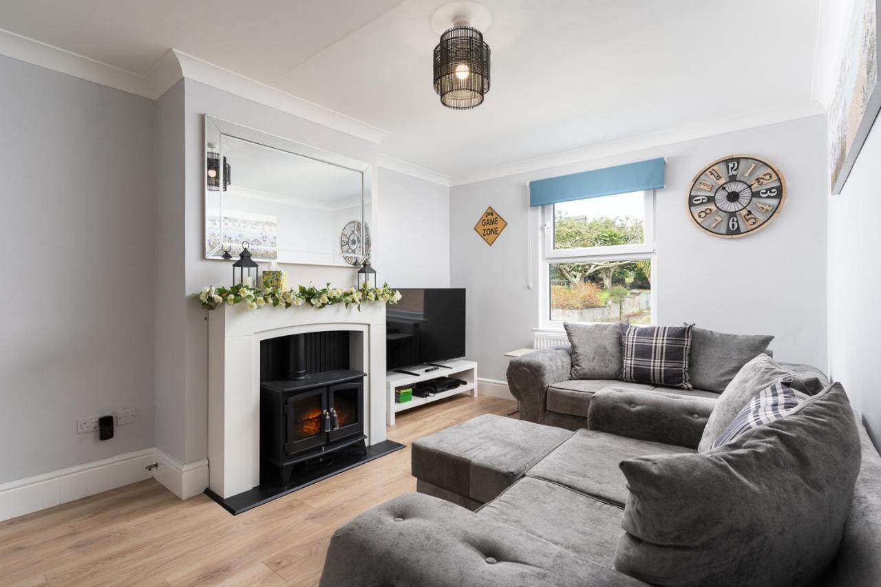 Vakantiehuis Large Newly Refurbished Modern House, Part Sea Views, South Facing Garden, Parking *